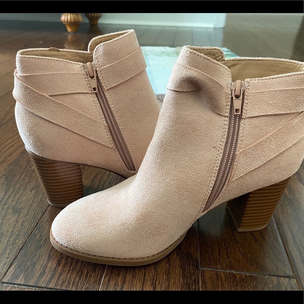 NWOT- PiePieBuy women’s Tie Knot Chelsea Booties